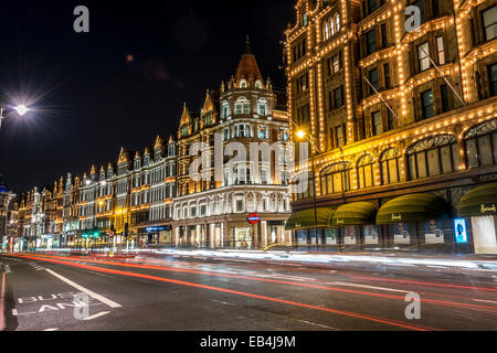 Harrods est un célèbre grand magasin dans Kinightsbridge ; elle est éclairée de nuit spectaculaire Banque D'Images