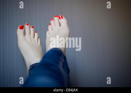 Young woman relaxing in a hotel Banque D'Images