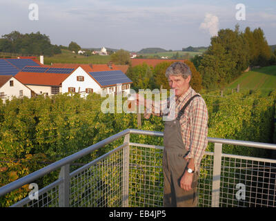 Allemagne Happy Farmer propriétaire d'Hopfenhimmel allemand en Bavière de pureté Banque D'Images