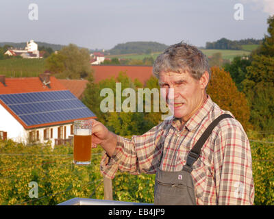 Allemagne Happy Farmer propriétaire d'Hopfenhimmel allemand en Bavière de pureté Banque D'Images