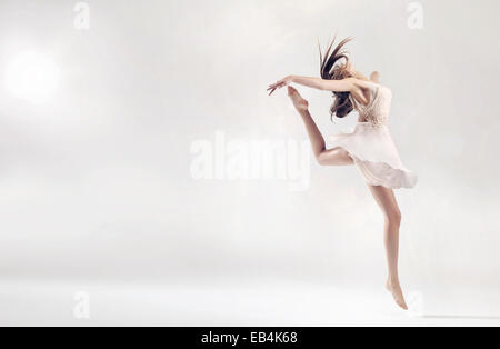 Jolie femme danseuse de ballet dans la figure de saut difficile Banque D'Images