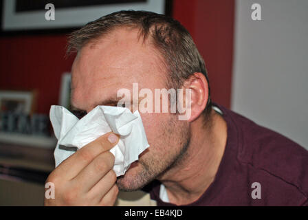 Man blowing son nez Banque D'Images