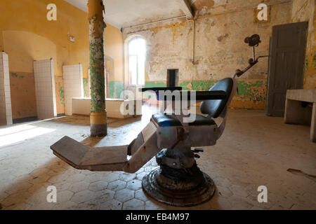 La chaise de dentiste abandonnés dans la région de Beelitz Heilstaetten ancien hôpital du CT, de perte de place près de Berlin Banque D'Images