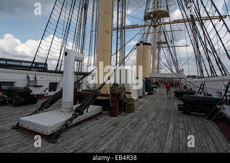 Visiteurs sur le pont du Fregatten Jylland dans le cadre d'une visite guidée. Le navire est l'un des plus grands navires de guerre en bois, Banque D'Images