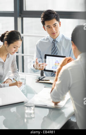 Young business people using digital tablet in office Banque D'Images