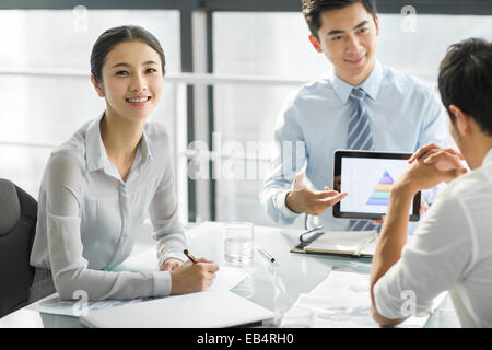 Young business people using digital tablet in office Banque D'Images