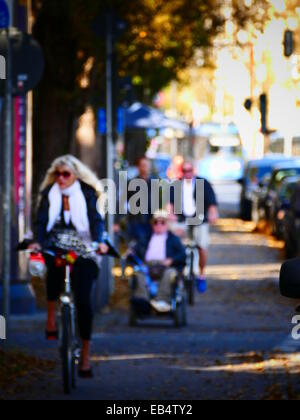 Hors-focus anonyme Biker vélo sur la piste cyclable Banque D'Images