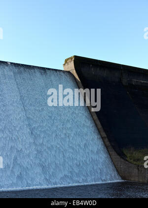 En cascade de l'eau à l'avant d'un barrage Banque D'Images