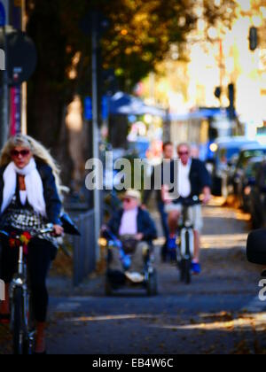 Hors-focus anonyme Biker vélo sur la piste cyclable Banque D'Images