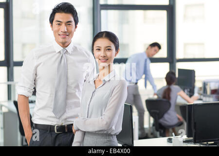 Portrait of young businessman and businesswoman in office Banque D'Images