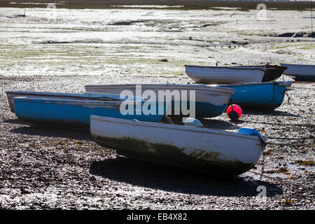 Des canots sur des vasières à marée basse Banque D'Images