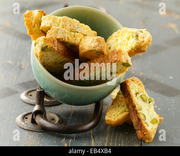 Biscotti italien traditionnel des cookies sur une table en bois Banque D'Images