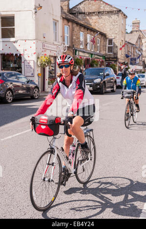 Les femmes de cyclisme à Hawes , Savoie , dans le Yorkshire Dales dans le Yorkshire , Angleterre , Angleterre , Royaume-Uni Banque D'Images