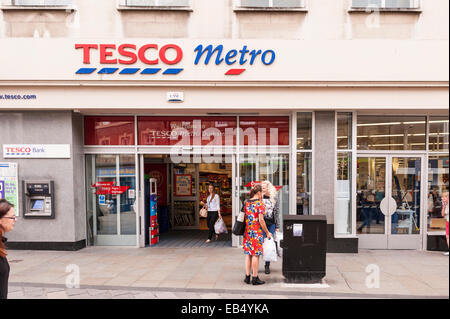 Le magasin Tesco Metro dans Durham , Angleterre , Angleterre , Royaume-Uni Banque D'Images