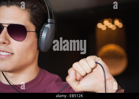 L'Homme à lunettes de l'écoute de la musique avec casque Banque D'Images
