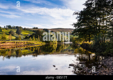 La rivière Swale à Swaledale dans le Yorkshire Dales dans le Yorkshire , Angleterre , Angleterre , Royaume-Uni Banque D'Images