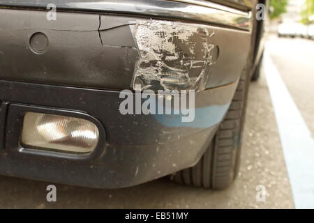 Close up sur les pare-chocs avant endommagé d'une voiture dans la rue Banque D'Images