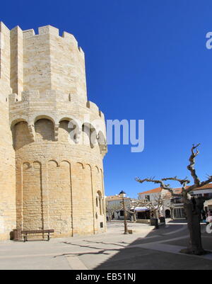 Place avec Notre-Dame-de-la-Mer, l'église des Saintes-Maries-de-la-Mer, France Banque D'Images