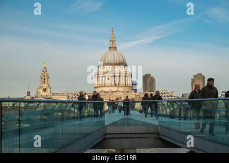 Les gens de marcher à travers Millenium Bridge, avec vue sur la Cathédrale St Paul à l'arrière-plan, London, UK Banque D'Images