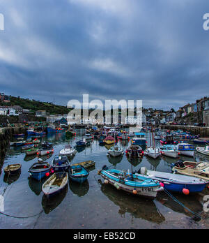 Début de soirée au port intérieur à Mevagissey, Cornwall. Banque D'Images