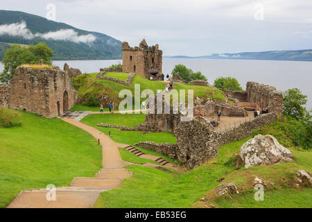 Les ruines pittoresques du Château d'Urquhart 2 miles de Drumnadrochit sur une péninsule rocheuse sur les rives du Loch Ness. Banque D'Images