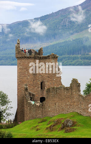 Les ruines pittoresques du Château d'Urquhart 2 miles de Drumnadrochit sur une péninsule rocheuse sur les rives du Loch Ness. Banque D'Images