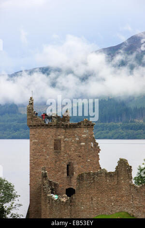 Les ruines pittoresques du Château d'Urquhart 2 miles de Drumnadrochit sur une péninsule rocheuse sur les rives du Loch Ness. Banque D'Images