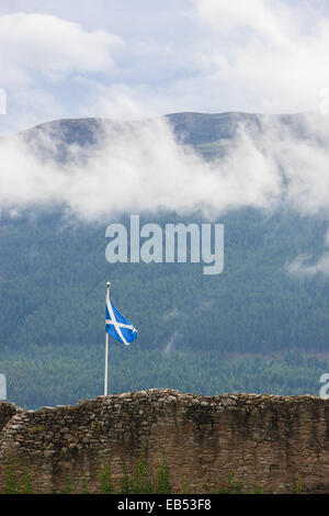 Les ruines pittoresques du Château d'Urquhart 2 miles de Drumnadrochit sur une péninsule rocheuse sur les rives du Loch Ness. Banque D'Images