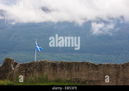 Les ruines pittoresques du Château d'Urquhart 2 miles de Drumnadrochit sur une péninsule rocheuse sur les rives du Loch Ness. Banque D'Images