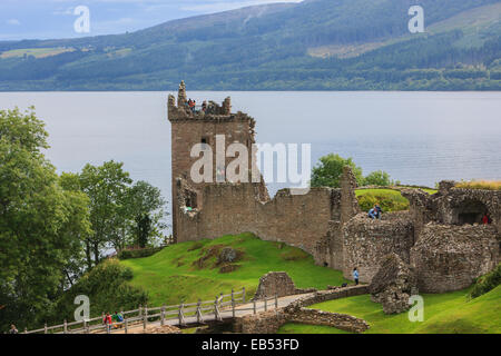 Les ruines pittoresques du Château d'Urquhart 2 miles de Drumnadrochit sur une péninsule rocheuse sur les rives du Loch Ness. Banque D'Images