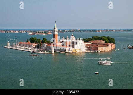 Île de San Giorgio Maggiore avec Lido et au-delà de la mer vu de la tour de l'île Bell Venise Italie ISOLA DI SAN GIORGIO M Banque D'Images