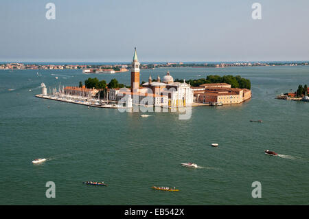 Île de San Giorgio Maggiore avec Lido et au-delà de la mer vu de la tour de l'île Bell Venise Italie ISOLA DI SAN GIORGIO M Banque D'Images