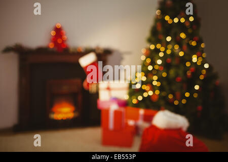 Arbre de Noël avec présente près de la cheminée Banque D'Images