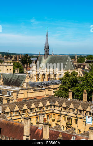 Vue sur les toits d'Oxford et de cathédrales Gilbert Scott et la chapelle du clocher de l'Exeter College Banque D'Images