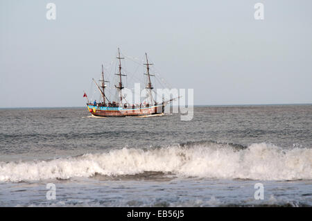 Réplique réduite du navire du capitaine Cook Bark Endeavour à Whitby Banque D'Images