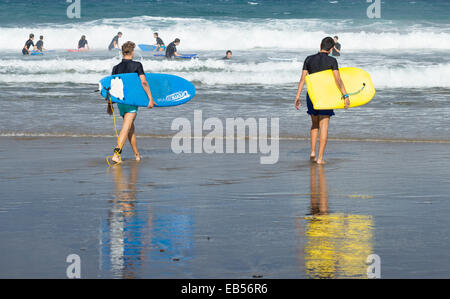 L'une des nombreuses écoles de surf à La Cicer sur la plage de la ville, Playa de Las Canteras, à Las Palmas, Gran Canaria, Îles Canaries, Espagne Banque D'Images