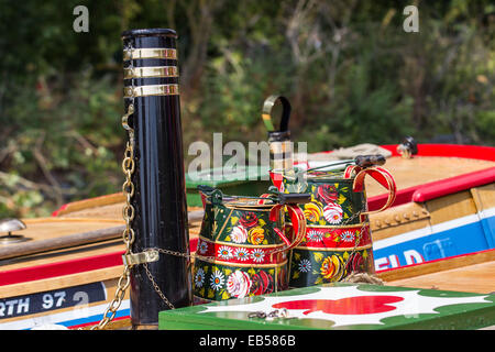 Une image en gros plan de deux boîtes colorées à côté du laiton et poli-lié sur un entonnoir étroit traditionnel voile Banque D'Images