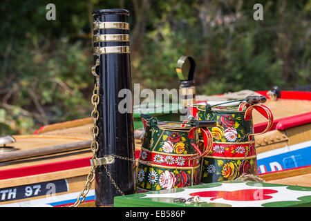 Une image en gros plan de deux boîtes colorées à côté du laiton et poli-lié sur un entonnoir étroit traditionnel voile Banque D'Images