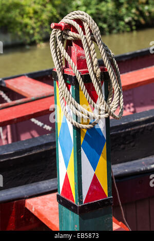Un gros plan d'une décoration colorée et traditionnellement poster sur un étroit canal boat Banque D'Images