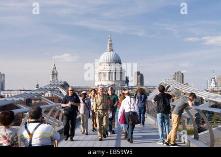 Londres 20 Août 2013 : Le Pont du Millénaire occupé avec les piétons traversant la Tamise avant de la Cathédrale St Paul, la Ville de L Banque D'Images