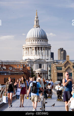 Londres 20 Août 2013 : Le Pont du Millénaire occupé avec les piétons traversant la Tamise avant de la Cathédrale St Paul, la Ville de L Banque D'Images