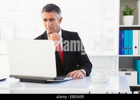 L'accent businessman in suit en utilisant son ordinateur portable Banque D'Images