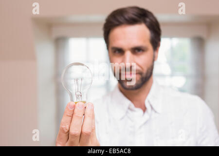 Montrant l'homme à l'appareil photo de l'ampoule Banque D'Images