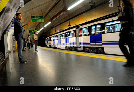 Madrid, Espagne. La station de métro - train en arrivant à la plate-forme et de passagers en attente Banque D'Images