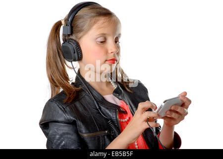 Une jeune fille à l'écoute de la musique sur son téléphone et casque Banque D'Images