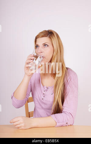 Jeune femme à boire le verre de l'eau Banque D'Images