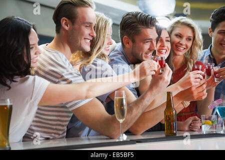 Happy friends holding cocktails dans des verres Banque D'Images