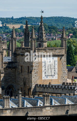 Vue sur les toits pour le cadran solaire au New College, Oxford Banque D'Images