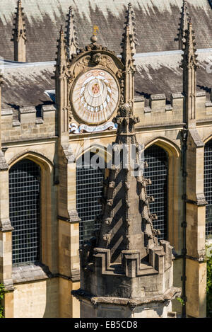 Les faîteaux de All Souls College, Oxford, avec le cadran solaire du collège, conçu par Christopher Wren, dans l'arrière-plan sur le Cod Banque D'Images