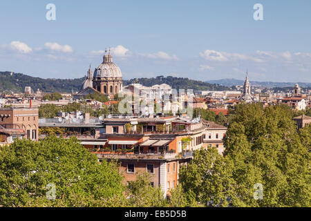 La vue sur Rome du Parco Savello. Banque D'Images